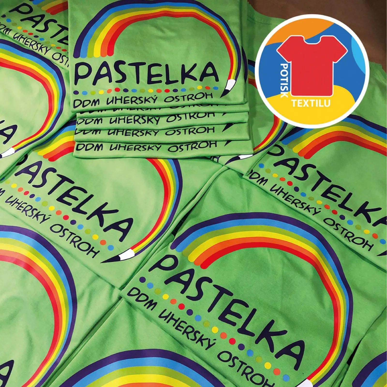 Zelená trička s duhou a nápisem Pastelka, DDM Uherský Ostroh