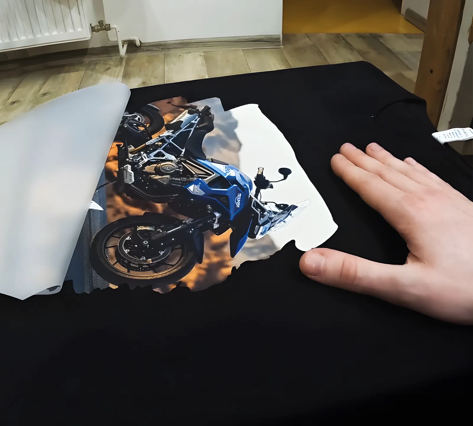 Stahování přenosové fólie z trička s plnobarevným potiskem motorky