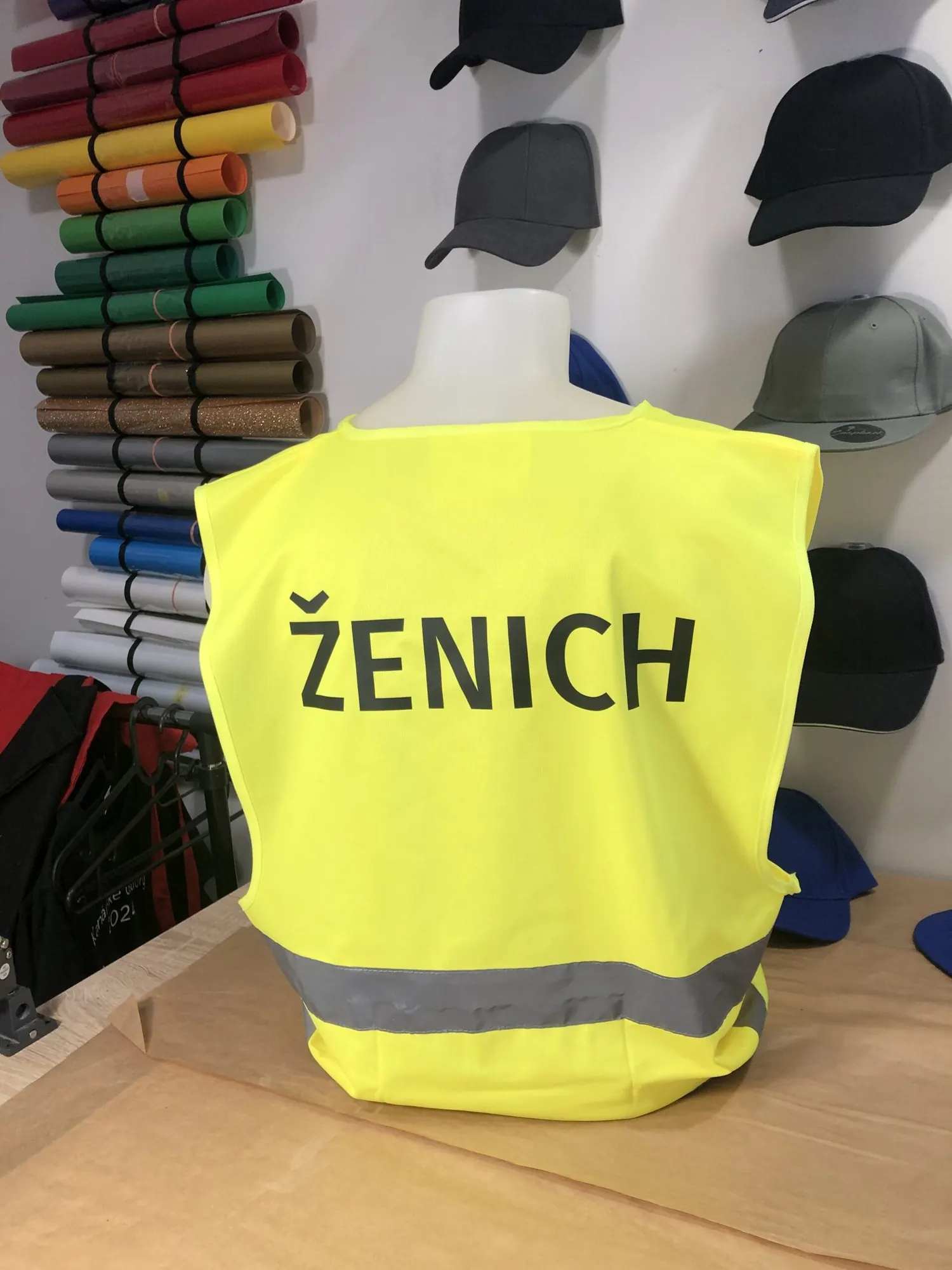 Žlutá reflexní vesta s nápisem Ženich
