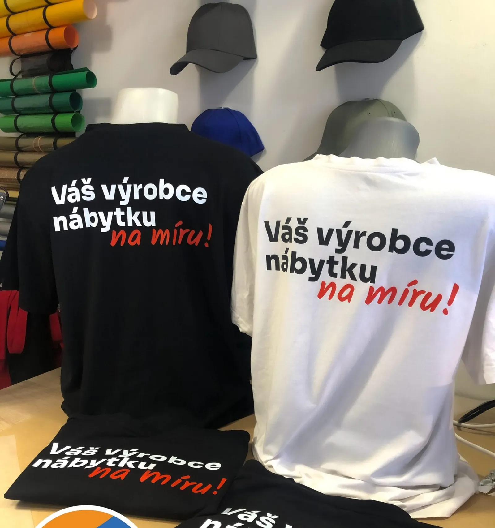 Černá a bílá trička s nápisem Váš výrobce nábytku na míru