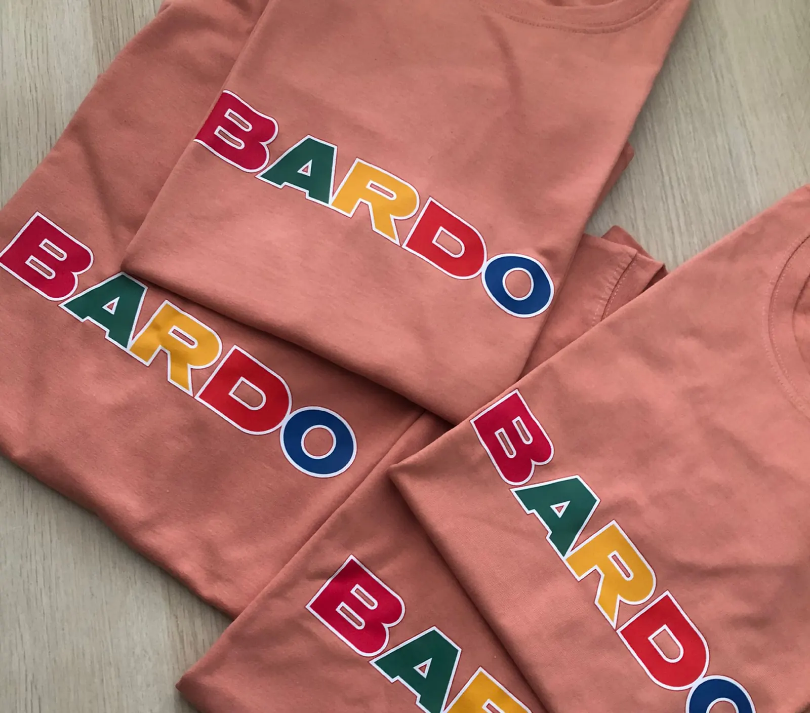 Lososová trička s vícebarevným nápisem BARDO