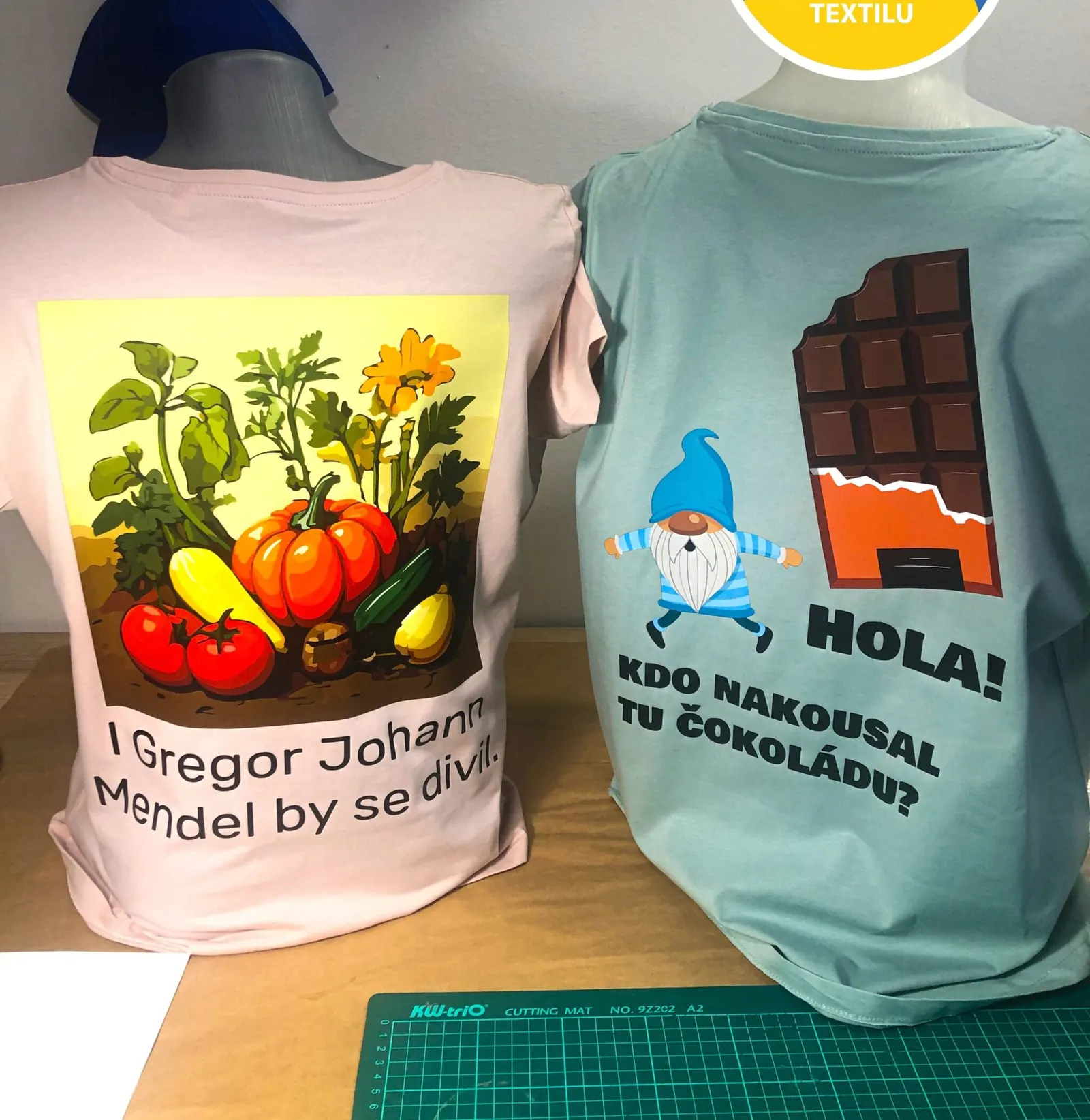 Světlá trička s ilustracemi zeleniny a čokolády