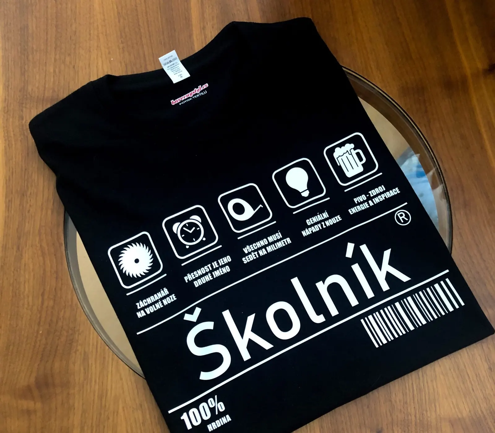 Černé tričko s bílými piktogramy a nápisem Školník