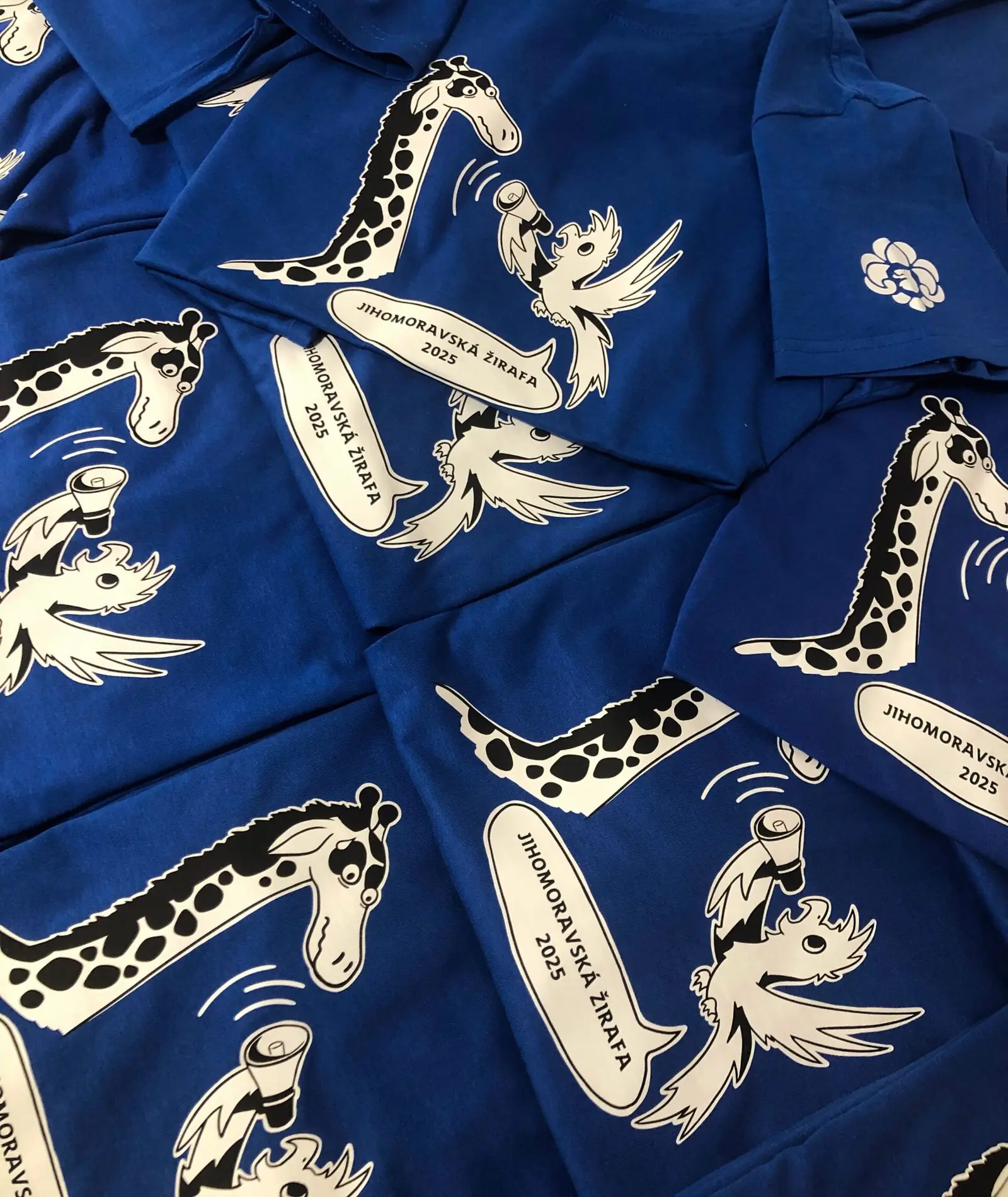 Tmavě modré polokošile s kreslenými žirafami Jihomoravská žirafa 2025